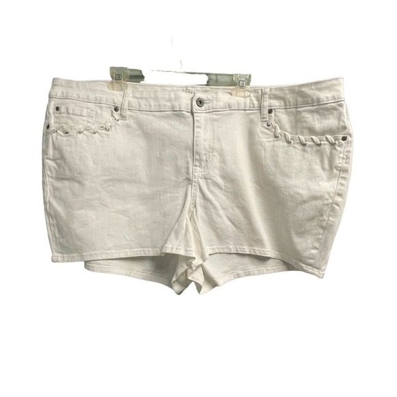 Torrid White Denim Shorts Sz 26 EUC Curvy Plus - Picture 1 of 4